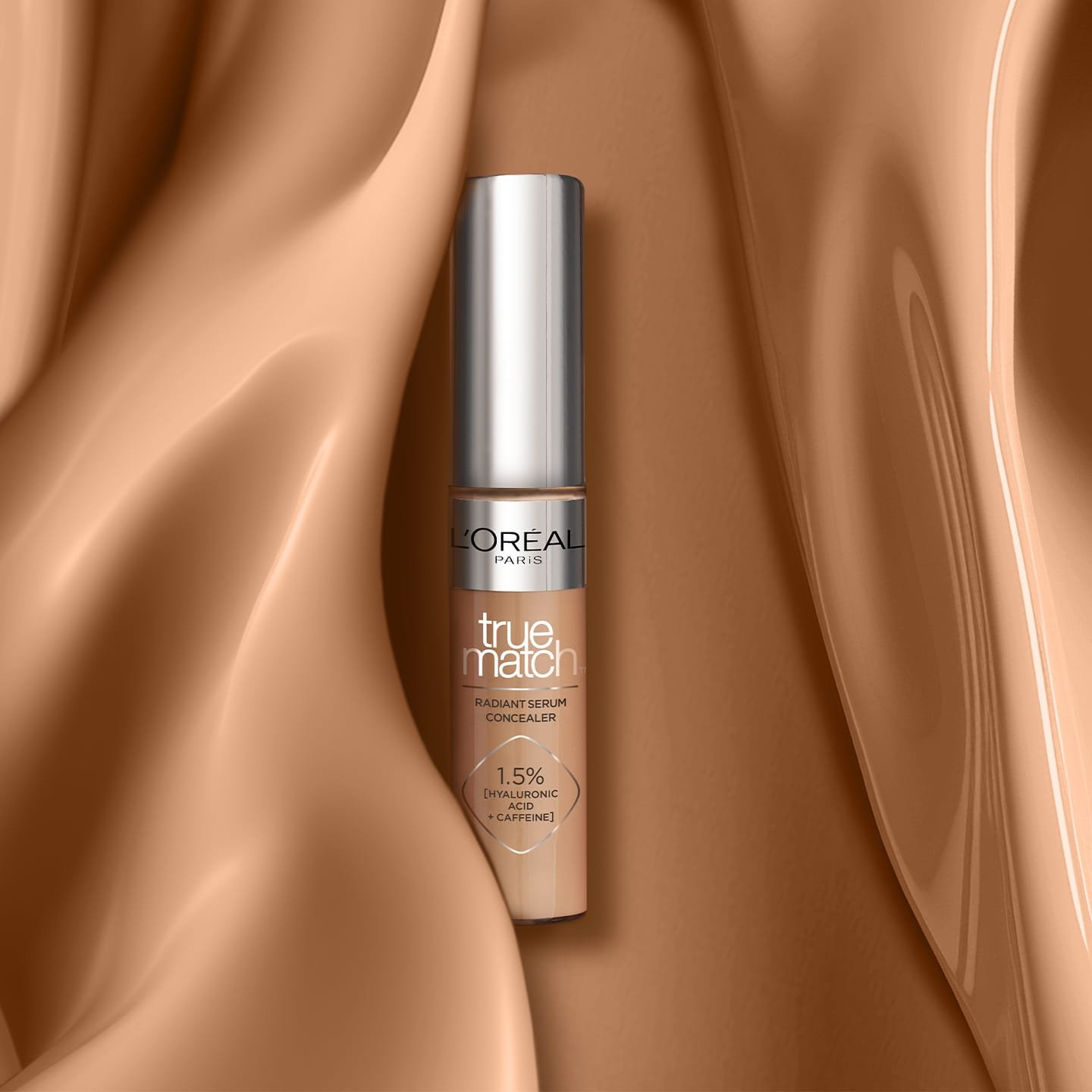 Kakaufarbene Flüssigkeit und einen Nuance der True Match Radiant Serum Concealer Produktreihe davor